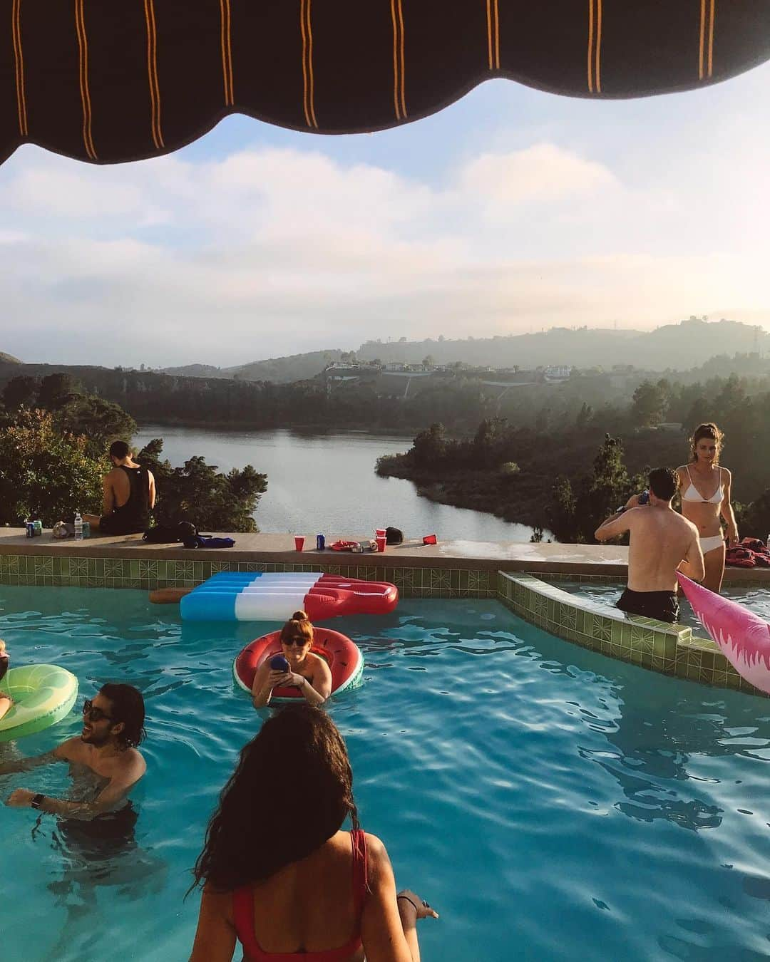 ヴィクトリア・ジャスティスさんのインスタグラム写真 - (ヴィクトリア・ジャスティスInstagram)「Had the most fun @bonniemckee ‘s 6th of July pool party w/ my OG (we go all the way back to pre-k y’all) @tatianaparis ❤️! I just wish the view could’ve been a little better 🤷🏻‍♀️;). Thanks for having us Bonnie, you da besttt xx 💋」7月8日 6時24分 - victoriajustice