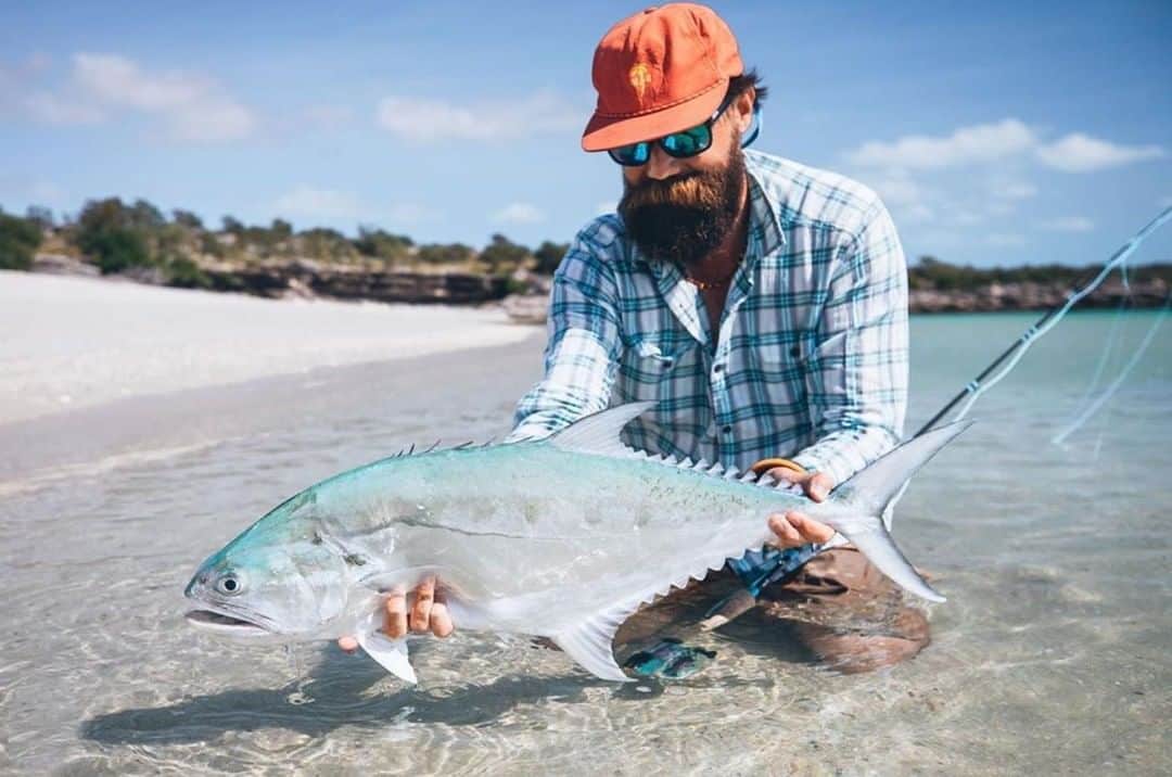Costa Sunglassesのインスタグラム：「Kneeling before the queen. 📷: @oliverwhitefishing @aussieflyfisher」
