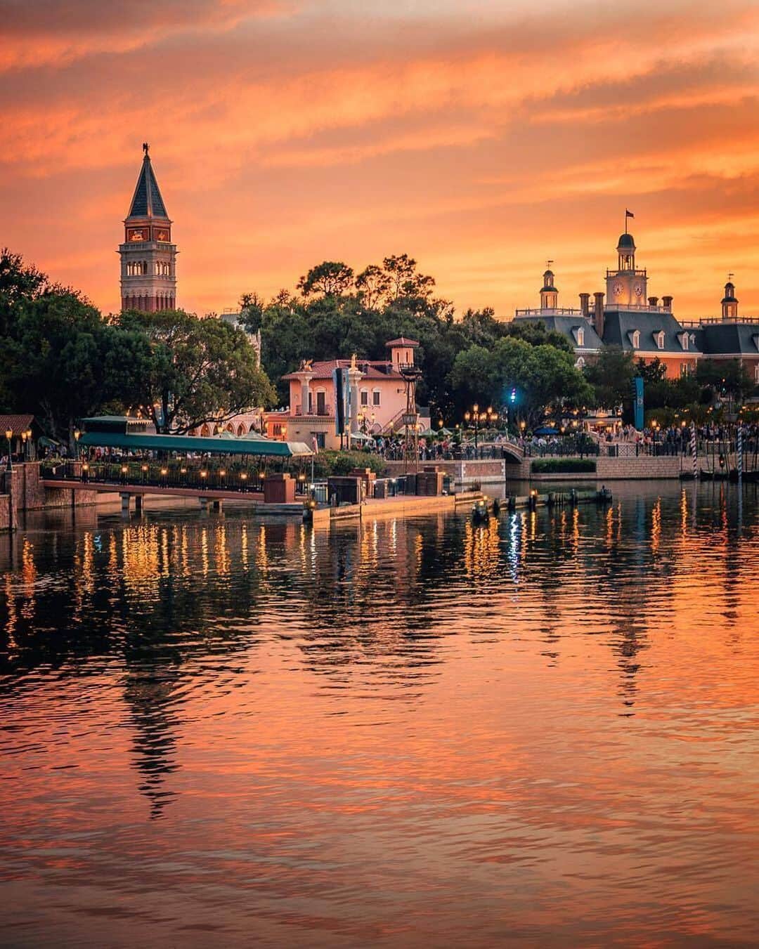 Walt Disney Worldのインスタグラム：「Summer nights. 🌅 #SunsetSunday #WaltDisneyWorld (📷: @somewareatdisney)」