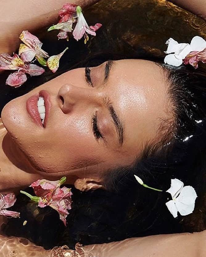 Carolina Gonzalezさんのインスタグラム写真 - (Carolina GonzalezInstagram)「🌸ALÉ🌼 @alessandraambrosio FOR @galfloripa #photo @stewartshining #hair @hairbypucciarello #makeupCarolinaGonzalez using a fav @narsissist Dolce Vita and @coola Sun Silk Drops💋」7月8日 6時47分 - cgonzalezbeauty