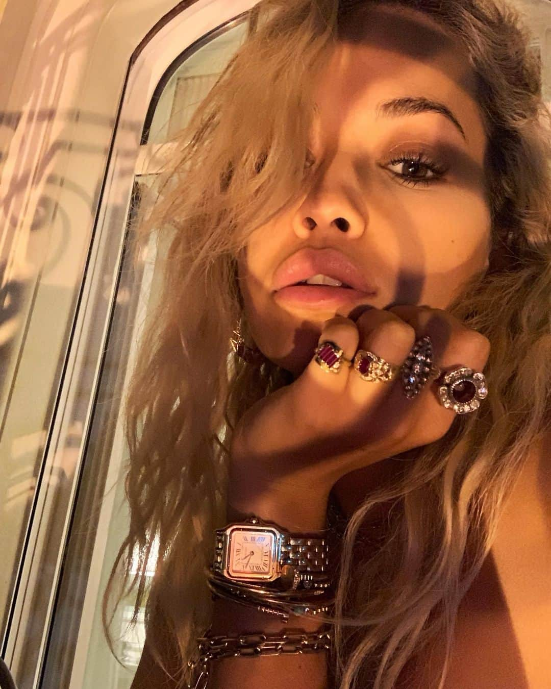 リタ・オラさんのインスタグラム写真 - (リタ・オラInstagram)「Found some weird lighting on my balcony so here it is. Lol」7月8日 6時54分 - ritaora