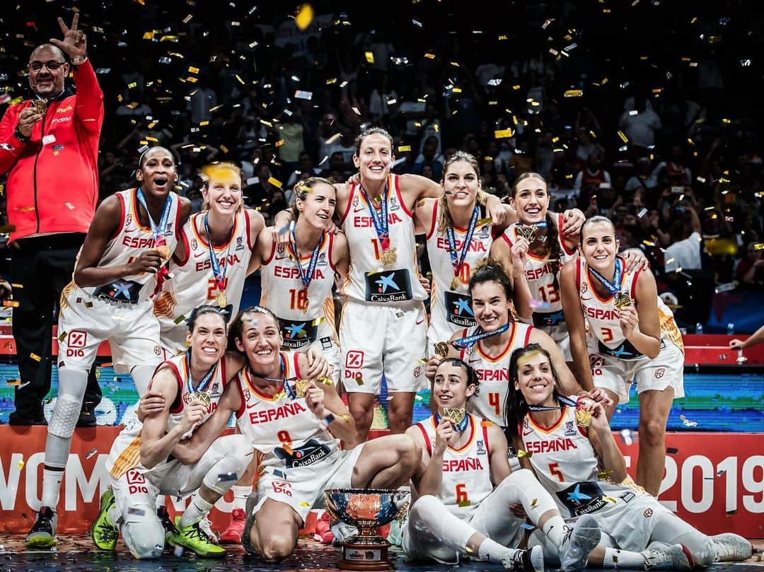 FIBAさんのインスタグラム写真 - (FIBAInstagram)「@baloncestoesp 🇪🇸 defend their 👑 and become 4-time @EuroBasketWomen Champions!」7月8日 6時50分 - fiba