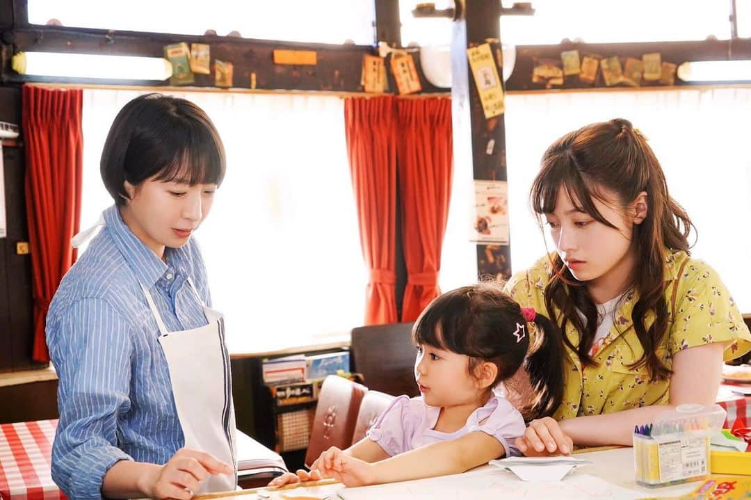 映画『午前0時、キスしに来てよ』のインスタグラム：「‪･:*+.\(( 🕛0キス キャスト解禁👠))/.:+﻿ ‬﻿ ‪橋本環奈さん演じる日奈々の母、花澤陽子役は酒井若菜さん‼️‬﻿ ﻿ 洋食屋を営む花澤家では家事や妹・すずの面倒をよく見る日奈々を気にかけ、優しく見守る。﻿ ﻿ 撮影中も、3人で絵本を読んだり本当の家族のようでした👩‍👧‍👧﻿ ﻿ #午前0時キスしに来てよ ﻿ #映画0キス #0キス  #0kiss﻿ #花澤陽子 #酒井若菜﻿ #日奈々 #橋本環奈﻿」