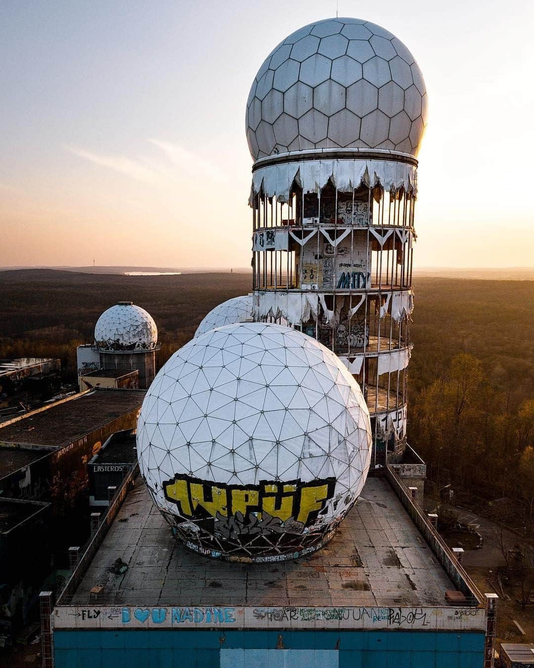 Abandoned Placesさんのインスタグラム写真 - (Abandoned PlacesInstagram)「Abandoned NSA radio tower in Berlin, Germany. Photography by @hazed.light . . . . . . #itsabandoned #decay #ruins #explore  #adventure #abandonedplaces #photography #abandonedphotography #travel #forgotten #abandoned #allabandoned #gramslayers #artofvisuals #illgrammers #HeaterCentral #createcommune #AGameofTones #create #abandonedEurope #urbexphotography #urbandecay #exploreeverywhere #castle #Architecture #nature」7月8日 7時00分 - itsabandoned