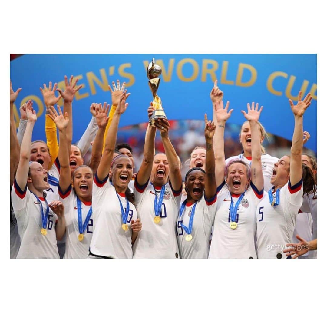 ソフィア・ブッシュさんのインスタグラム写真 - (ソフィア・ブッシュInstagram)「Congratulations to the gladiators of the @uswnt on your incredible #WorldCup victory!! I’m so in awe of y’all. Your leadership, heart, ferocity, and passion have inspired all of us. That game was AMAZING to watch! Thank you for never giving up! Thank you for showing the world what it looks like to “play like a girl” — aka be the best GD athletes on the planet — And oh yeah, United States Soccer Federation? PAY THESE LADIES WHAT THEY’RE WORTH. It’s been time. THAT’S THE TEA! ✊🏼🎊♥️⚽️👏🎉」7月8日 7時00分 - sophiabush