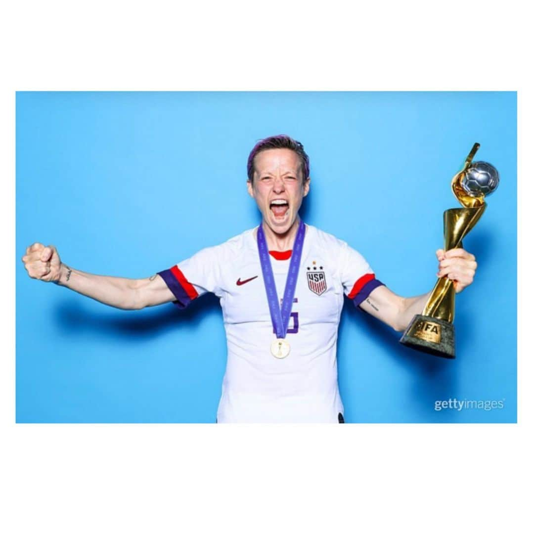 ソフィア・ブッシュさんのインスタグラム写真 - (ソフィア・ブッシュInstagram)「Congratulations to the gladiators of the @uswnt on your incredible #WorldCup victory!! I’m so in awe of y’all. Your leadership, heart, ferocity, and passion have inspired all of us. That game was AMAZING to watch! Thank you for never giving up! Thank you for showing the world what it looks like to “play like a girl” — aka be the best GD athletes on the planet — And oh yeah, United States Soccer Federation? PAY THESE LADIES WHAT THEY’RE WORTH. It’s been time. THAT’S THE TEA! ✊🏼🎊♥️⚽️👏🎉」7月8日 7時00分 - sophiabush