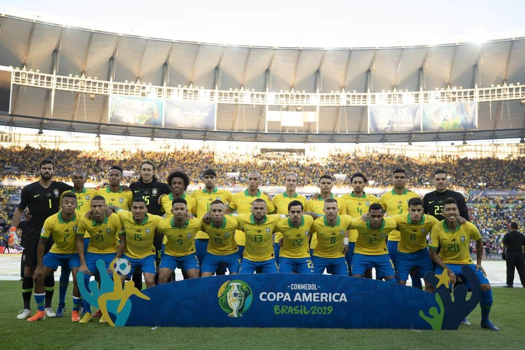 サッカー ブラジル代表チームさんのインスタグラム写真 - (サッカー ブラジル代表チームInstagram)「OS CAMPEÕES! ⠀ Em pé: Alisson, Fernandinho, Éder Militão, Cássio, Willian, Lucas Paquetá, Miranda, Filipe Luís, Thiago Silva, Marquinhos, Casemiro e Edérson ⠀ Agachados: David Neres, Richarlison, Allan, Gabriel Jesus, Everton, Dani Alves, Fagner, Arthur, Alex Sandro, P. Coutinho e Firmino ⠀ Foto: @lucasfigfoto / CBF」7月8日 7時04分 - cbf_futebol