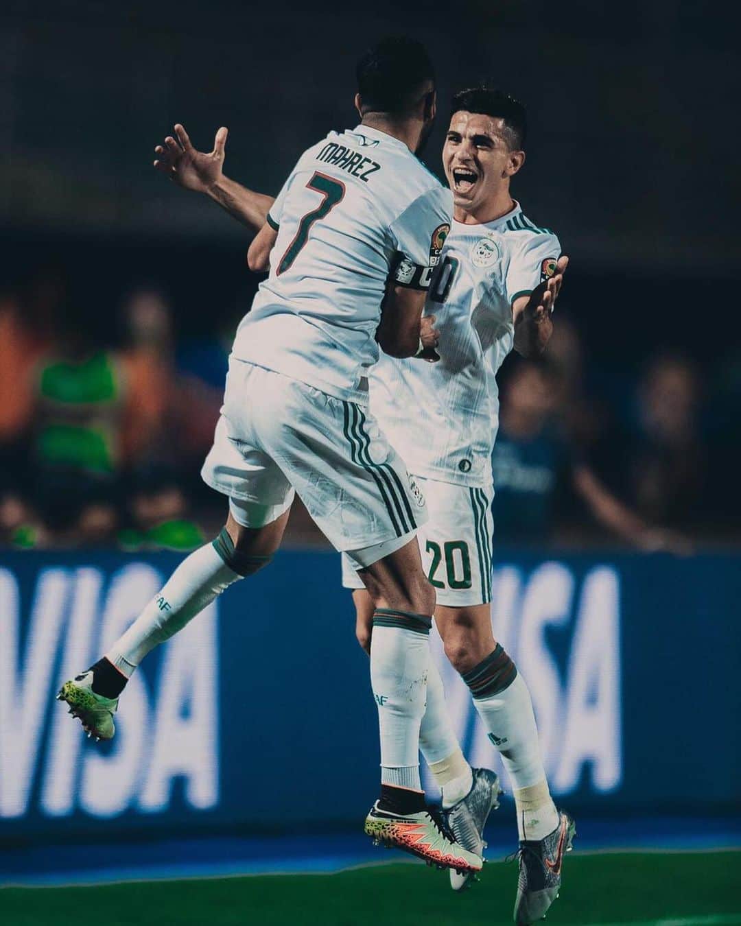 リヤド・マフレズのインスタグラム：「Next stop : 1/4 finals !!! 🏆 🇩🇿🇩🇿🇩🇿 @youcefatal」