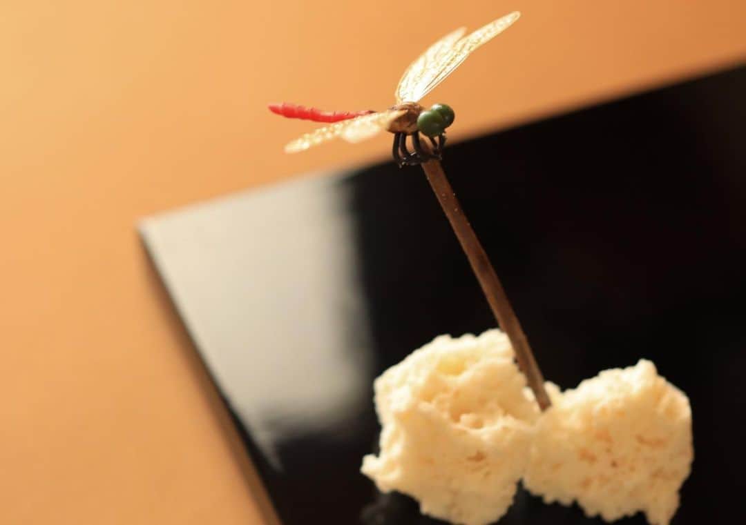 Toru Tsuchieさんのインスタグラム写真 - (Toru TsuchieInstagram)「今日の和菓子は工芸菓子で作った「秋めく」です。 撮影 用に作成しました。 昨日からいいねなどのアクションができません。 今日は香川県で全国菓子研究団体連合会の総会とコンテストがあります。 そのために工芸菓子を作りました。 バラして運搬しますが香川まで無事運べるか心配です。  フェイスブックページのいいね！もよろしくお願いします。 https://www.facebook.com/shishisu/ Today's wagashi is autumn with Craft sugar. The sweets I've made for the shooting. #福泉堂  #和菓子  #おいしい #wagashi  #my_eos_photo #出雲  #pretty #カメラ好きな人と繋がりたい  #写真好きな人と繋がりたい　 #Japan_of_insta #handmade　 #お菓子好きな人と繋がりたい #Japan #wagashi  #جميل #красивый #ファインダー越しの世界 #design #canon #ig_color  #일본디저트  #Mignon  #igfood #craft #nice #photooftheday #สวย #sweets #kawaii #夏」7月8日 7時25分 - choppe_tt