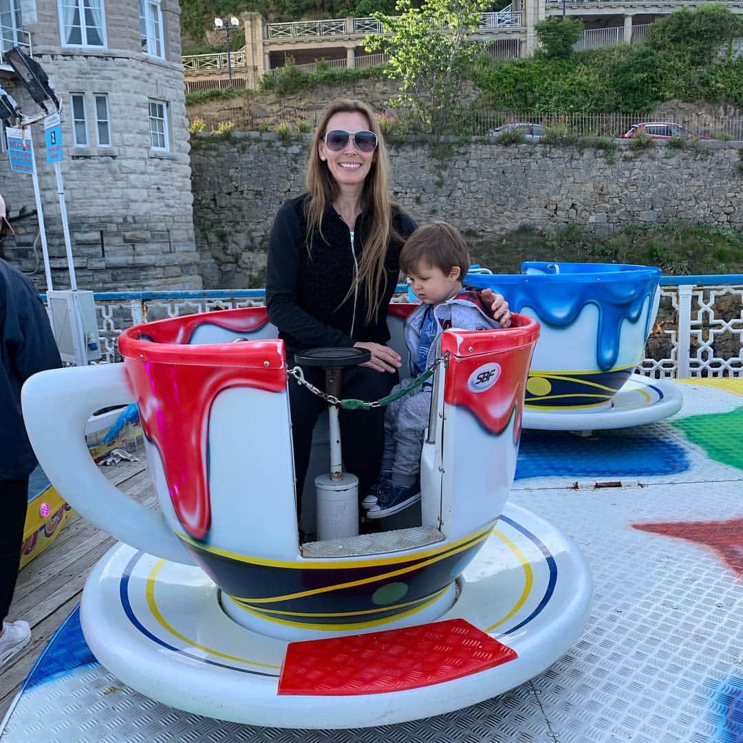 ターニャ・テイトさんのインスタグラム写真 - (ターニャ・テイトInstagram)「On the tea cups in #Llandudno pier #northwales. What’s your favourite fair ground ride? 🎠🎢🎡」7月8日 7時26分 - tanyatate