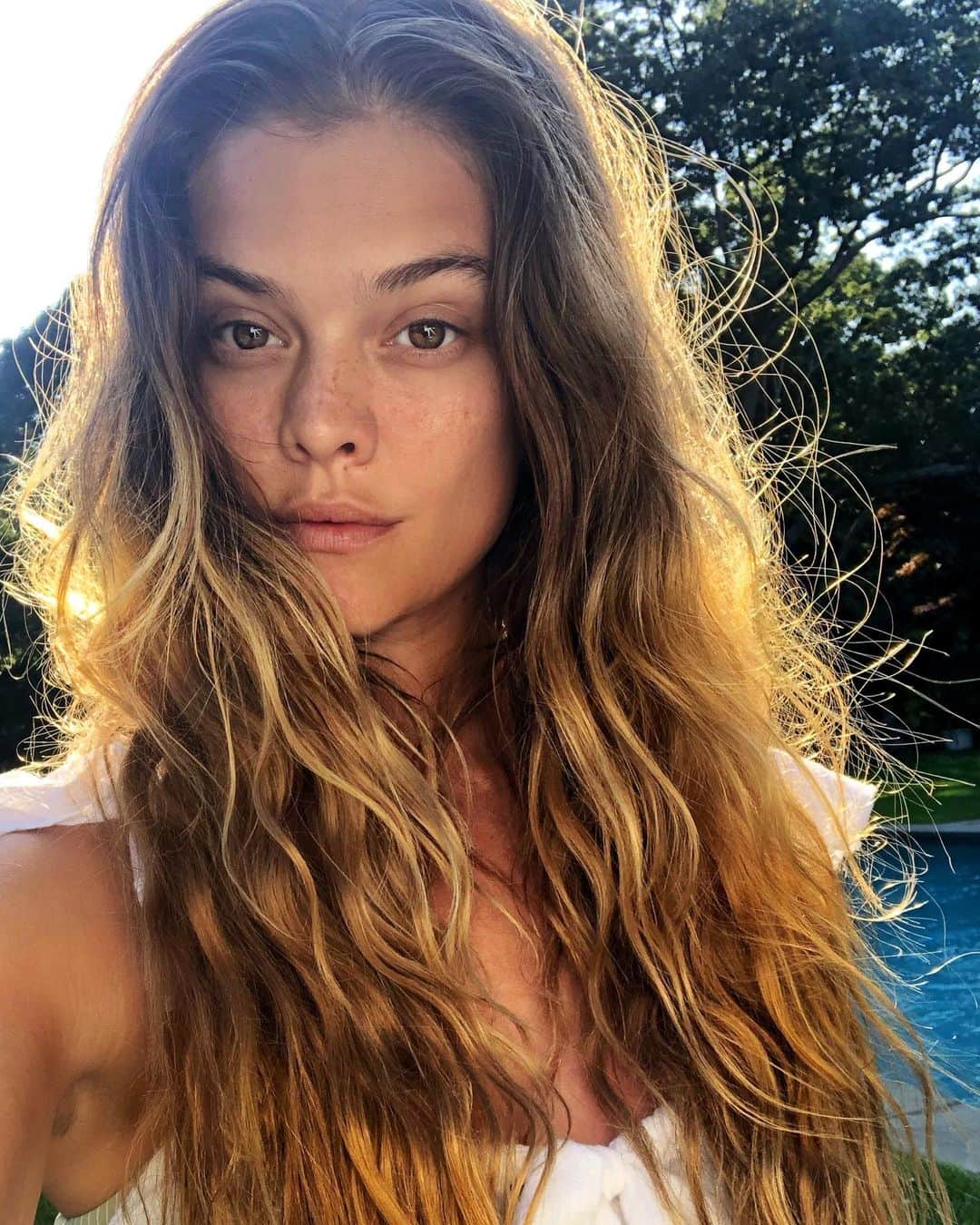 ニーナ・アグダルのインスタグラム：「Welcome back freckles 👋🌞」