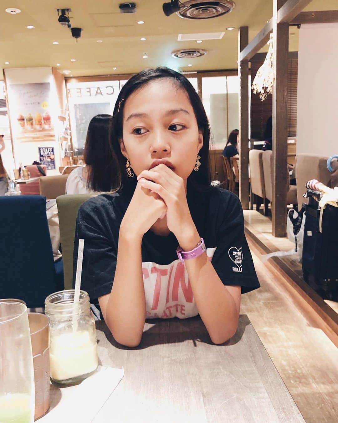 のインスタグラム：「昨日は体調もすっかり復活して元気になった娘とお茶タイム🥞☕️🧡 . 美容院へ向かう電車で私一人の時に、隣に5歳くらいの女の子が座っていたんだけど、その子を見ていたら無性に小さい娘が懐かしくなってしまって🥺😅💦 5歳の娘にはもう会えないけど、今の娘も今しかない大切な時期で、それがこれから先もずっとずっとその時しかない｢今の可愛い娘｣が続くんだなと思ったらますます愛おしくなった😂💕 . . Love U💋💋💋 #娘#中学生 #中一#親子 #中学生ママ #週末#カフェタイム #ママライフ#ママ」