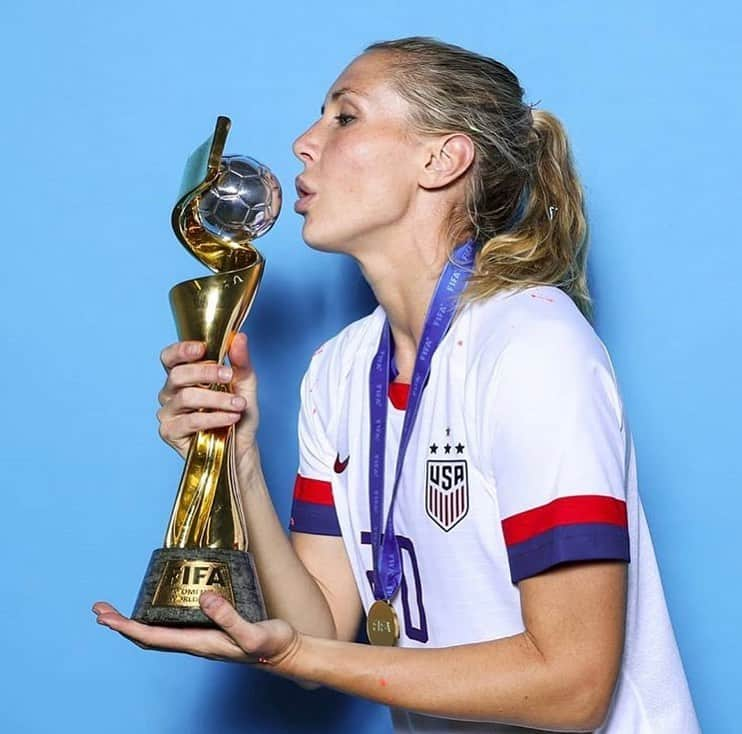 ダナイ・ガルシアさんのインスタグラム写真 - (ダナイ・ガルシアInstagram)「The U.S women national team just won the World Cup, defending their crown for the 4th time! #rockstars 💓🍃 Congratulations 🎊 #uswnt  Meet your 2019 champions. 💓🔥🍃🌍 These women rocked my world so big today. 👑#queen #equalpay #women  Here’s to the crazy ones, the misfits, the rebels, the troublemakers, the round pegs in the square holes… the ones who see things differently — they’re not fond of rules… You can quote them, disagree with them, glorify or vilify them, but the only thing you can’t do is ignore them because they change things… they push the human race forward, and while some may see them as the crazy ones, we see genius, because the ones who are crazy enough to think that they can change the world, are the ones who do.  #fifa19 #women #soccer #theweeknd #sundayfunday #superheroes #ladies #champions #growth #thefaces #world #graciasportanto #worldcup  Never forget the magic」7月8日 7時47分 - danaygarcia1