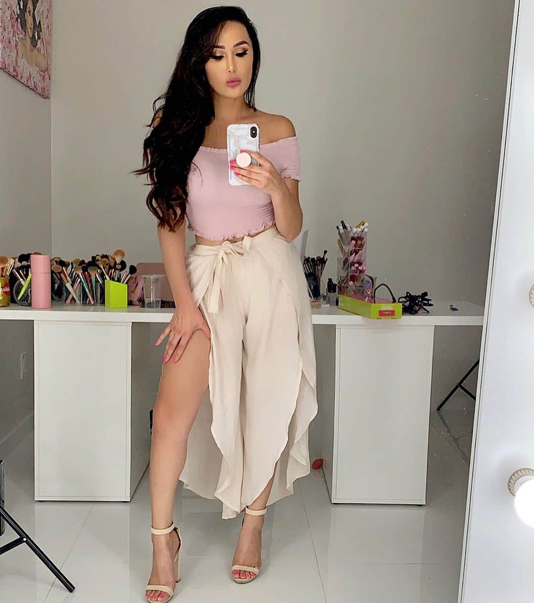 のインスタグラム：「Yesterday’s #OOTD 💗👗 Top from @laurasboutique & I cant remember where my skirt is from 😭 I’ve had it for so long. #laurag_143」