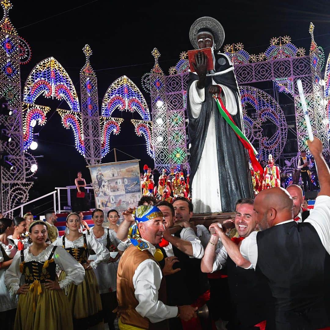 ドルチェ&ガッバーナさんのインスタグラム写真 - (ドルチェ&ガッバーナInstagram)「Traditional musicians and local Sicilian bands punctuate the air with their melodies and folkloric performances like the "Ballo Della Cordella" along with fireworks. Rejoice in the convivial atmosphere of the closing party for the Alta Gioielleria, Alta Moda and Alta Sartoria in occasion of the festivities for San Calogero, a venerated Saint in Agrigento. #DGLovesSicily #DolceGabbana」7月8日 8時00分 - dolcegabbana