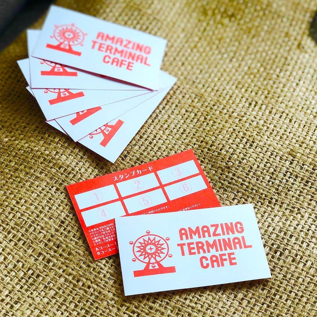 AMAZING COFFEEさんのインスタグラム写真 - (AMAZING COFFEEInstagram)「. 📣information from AMAZING TERMINAL CAFE🎡 . AMAZING TERMINAL CAFEより "ワクワク夏の思い出企画" がSTART致します！🎉 . 7/8より、ドリンクをご購入のお客様にスタンプカードをPRESENT🎁✨ . スタンプが溜まると、なんと…！✨ . バスくんの運転席にて記念撮影ができちゃいます⤴︎📸(^o^)v . 雨の日☂️は、さらにラッキー！？…🙊😏 . 詳しくは、 【AMAZING TERMINAL CAFE特設ページ】 http://r.ex-m.jp/atc_amazingcoffee/ 又は、 プロフィールページより【AMAZING COFFEE official website】 をCheck！💡💨 . 今年の夏は、タミカフェで一緒に沢山思い出作りましょ⤴︎🥳 . #居酒屋えぐざいる #10thANNIVERSARY #AMAZINGTERMINALCAFE #AMAZINGCOFFEE #アメコ #AMeCO #coffee #ワクワク」7月8日 8時00分 - amazing_coffee_official