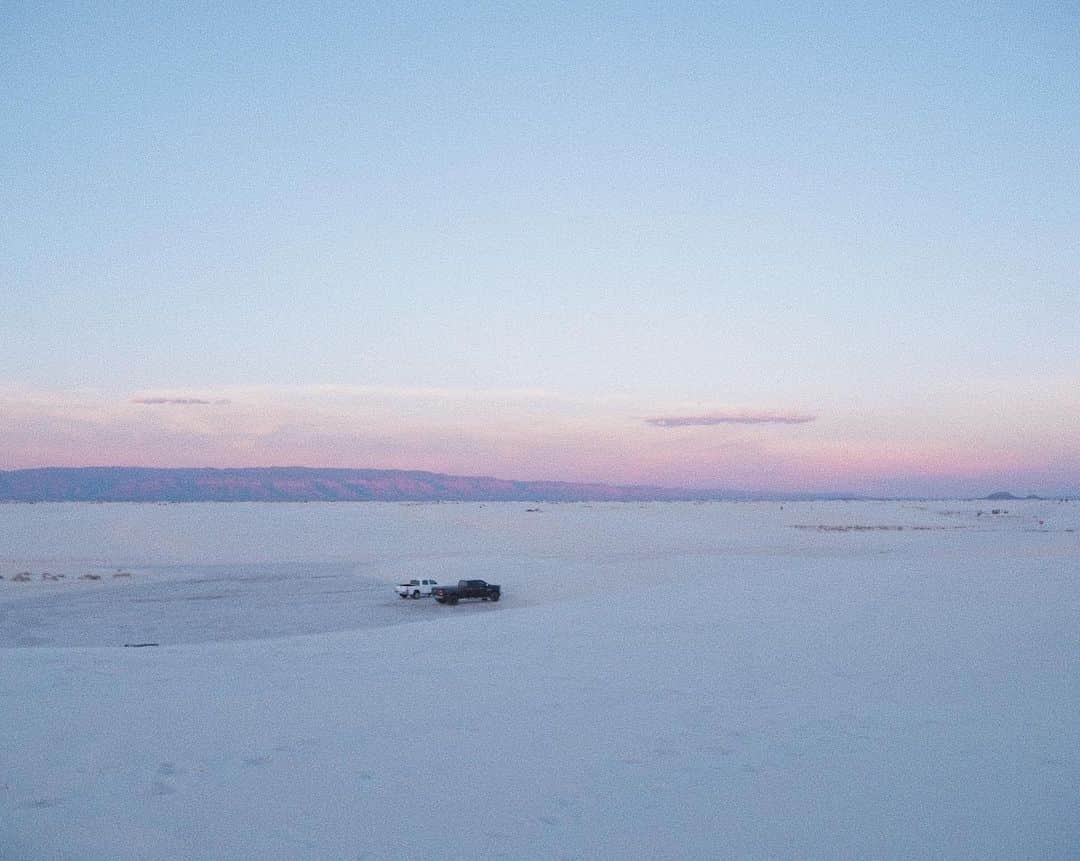 瀬戸あゆみさんのインスタグラム写真 - (瀬戸あゆみInstagram)「White sands🗻☀️﻿ ﻿ Texas州からNew Mexico州に移動して、White sandsへ。﻿ ここは海でももちろん雪山でもなくて(わたしたち寒いところには行かない)白い砂丘のような感じ。﻿ 不思議。﻿ ﻿ 落ちていく夕陽を見ました。それはそれは息をのむほど美しい景色でした。﻿ ﻿ 昼間のうちから行って、青空と白い砂のコントラストを楽しんでから、車の中で夕陽を待ちました。﻿ そり遊びもたくさんしました。(わたしだけずっと遊んでたような……？)﻿ この景色、一生忘れないだろう。﻿ ﻿ #ayumi_journey #whitesands」7月8日 8時05分 - setoayumi