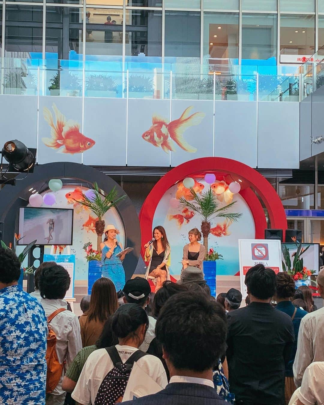 ケリーさんのインスタグラム写真 - (ケリーInstagram)「昨日、JR名古屋高島屋で行われた  San-ai Resort のイベントにお越し頂いた 皆様ありがとうございました🙏💙 ・ San-ai Resortのデザイナーさんの 廣重さんとリゾートの過ごし方や、旅や、 ファッションがテーマのトークショーでした🏖👙💓 ・ たくさんの方々が見に来て頂いたから とても暖かい、楽しいトークショーになりました☺️💓 ・ トークショーのあとにJR名古屋高島屋の10階へ 行って皆さんと一緒に写真を撮ったり、 私の大きなパネルにサインしました😍 ・ とても貴重な時間でした❣️ 本当にありがとうございます❤️😍🙏 ・ これから夏休みにリゾート地に 行かれる方は是非、San-ai Resortの 水着を着て夏を満喫してね☺️🏖❤️ ・ @sanai_resort  #sanai_resort #sanai_resort_ambassador #swimwear2019 #kellymisawa #大人リゾート #大人水着 #resort  #vacation #kellymisawa #hamaguchisisters #travel#resortwear#bikini」7月8日 8時09分 - kellymisawa