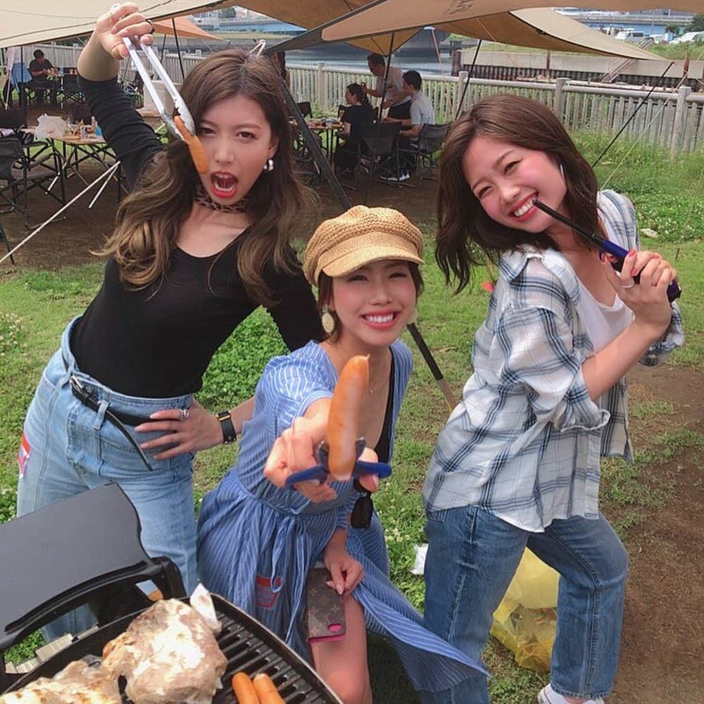 のインスタグラム：「夏夏夏ーっっ🍖 今年初のBBQは誕生日に、会社のみなさんと♡  お誕生日もお祝いしてもらって、いーっぱいはしゃいで、いーっぱい飲んで楽しい1日でした🥺  #同じ店舗の3姉妹 #大好きな荒木さん #大好きなかむちゃん」