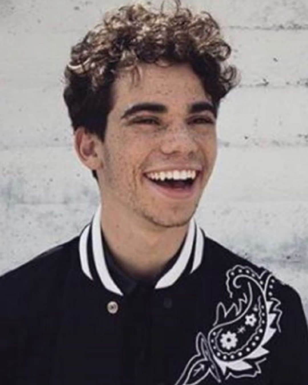 ルーク・ベンワードのインスタグラム：「This still doesn’t feel real.  Cameron was a world-changer, his aura radiated light and love. He pursued life in a way that made the people around him better. He gave of himself expecting nothing in return. He was a brilliant artist and a one of a kind human being.  Cameron, thank you for being you. You left a mark on this world that will never be forgotten.  Love to everyone affected by this loss. Let’s make him proud.」