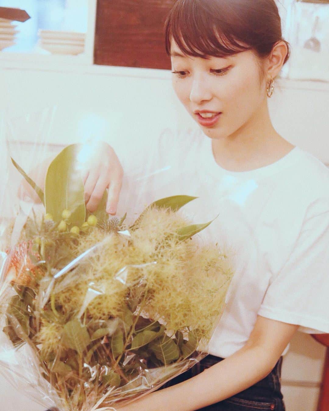 松本ゆいさんのインスタグラム写真 - (松本ゆいInstagram)「.﻿ 👩🏻これドライフラワーになるの？﻿ ﻿ 👩🏼‍🦱そう、このまま吊るせば良いの！﻿ ﻿ 👩🏻え、すごい！ありがとう！﻿ #まつゆいの日常#花束#bouquet」7月8日 8時25分 - yui_m106