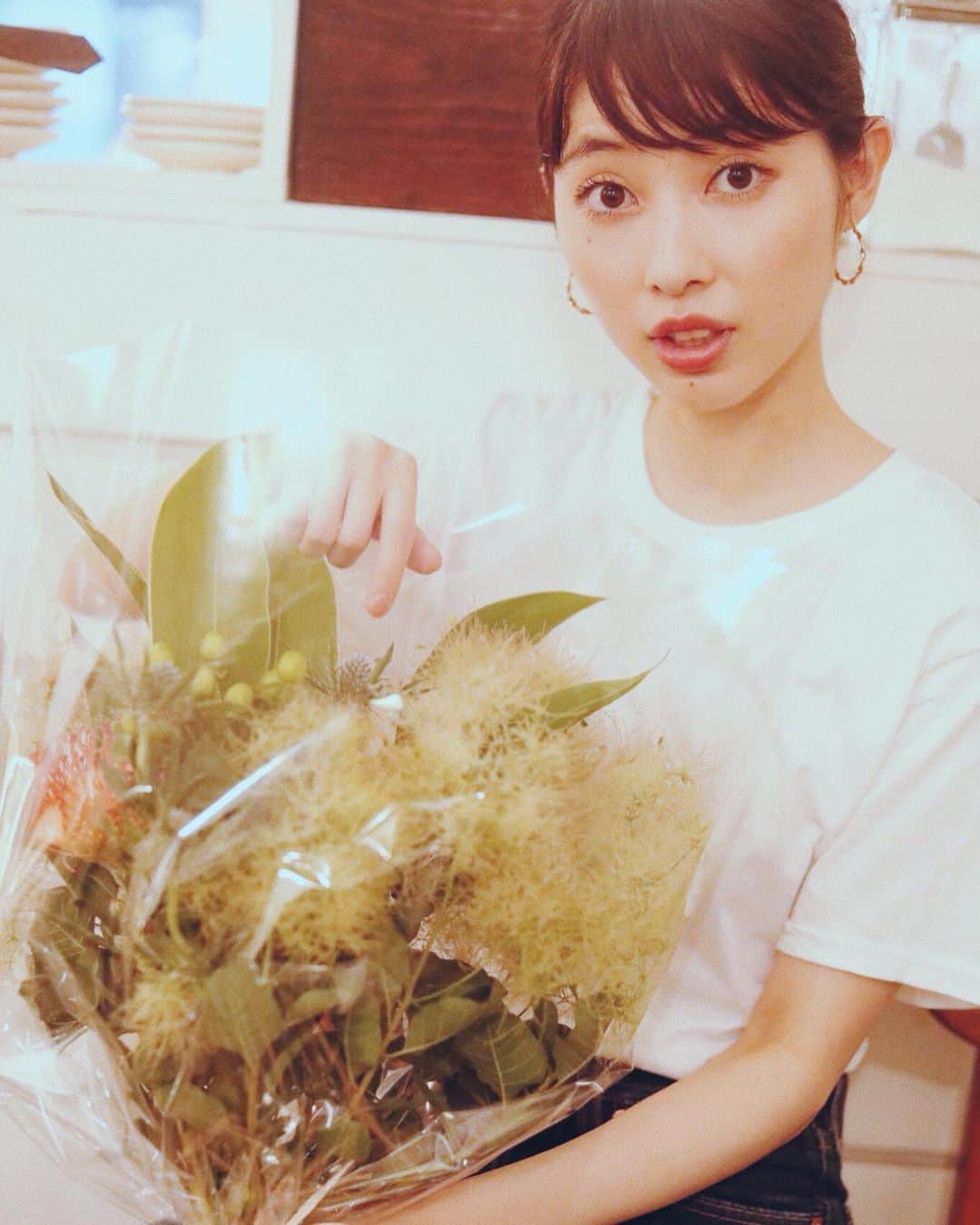 松本ゆいさんのインスタグラム写真 - (松本ゆいInstagram)「.﻿ 👩🏻これドライフラワーになるの？﻿ ﻿ 👩🏼‍🦱そう、このまま吊るせば良いの！﻿ ﻿ 👩🏻え、すごい！ありがとう！﻿ #まつゆいの日常#花束#bouquet」7月8日 8時25分 - yui_m106