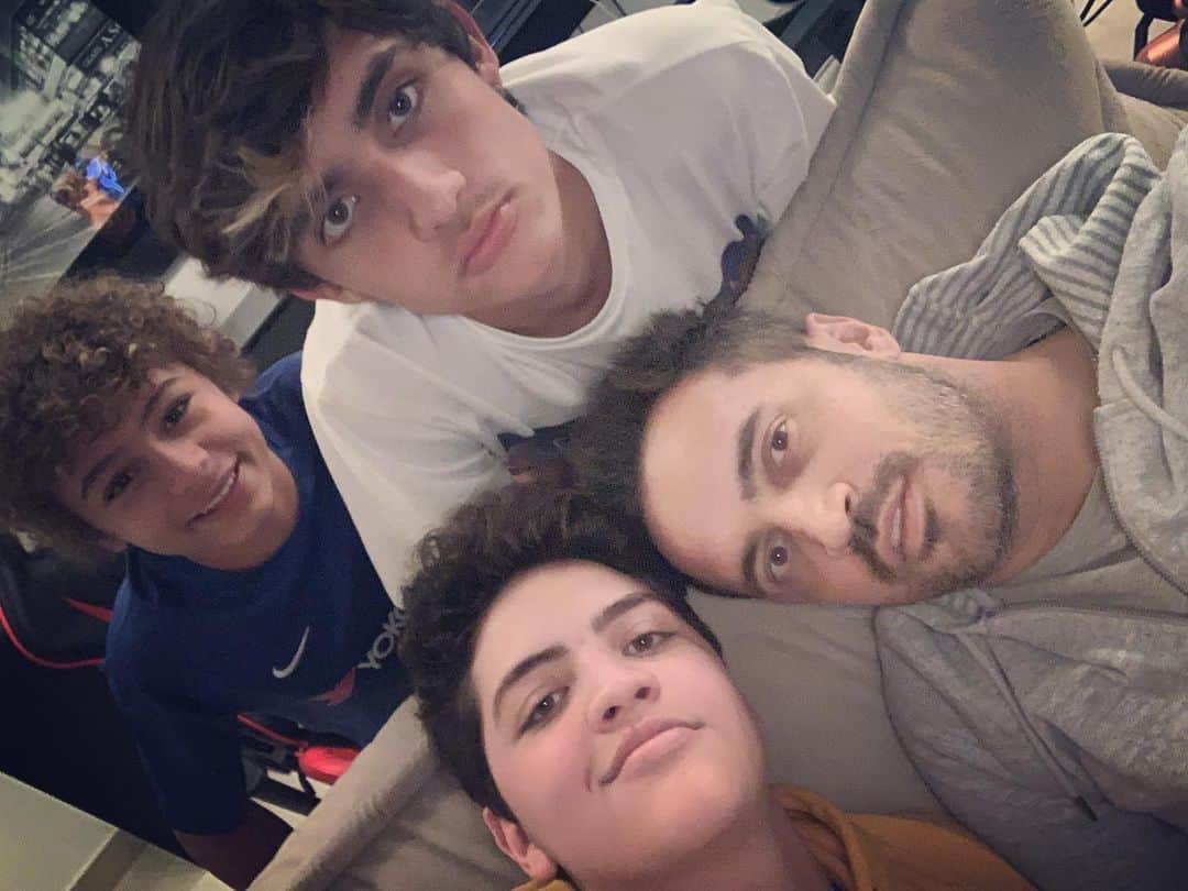 アレッサンドロ・ローザ・ヴィエイラのインスタグラム：「❤️❤️❤️❤️ Bom demais estar com vocês @enzo12mendes @luigi12mendes @enzofariafontaoo」