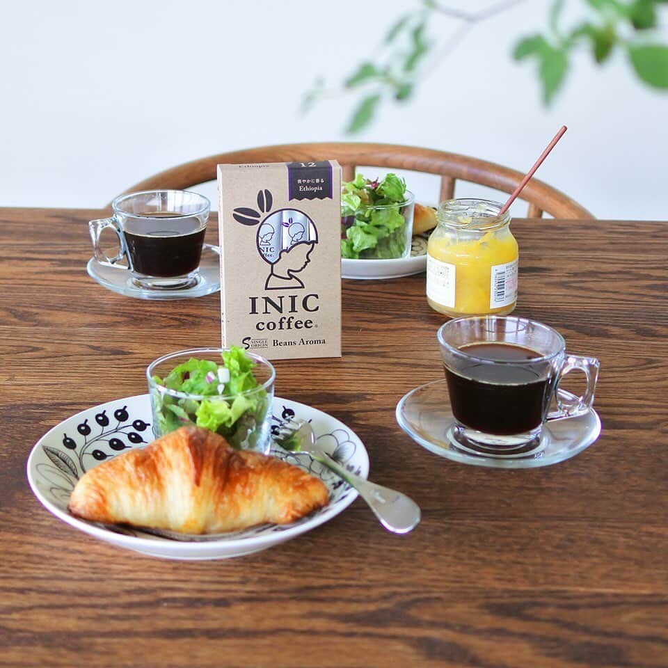 INIC coffeeさんのインスタグラム写真 - (INIC coffeeInstagram)「おはようございます。また新しい1週間の始まりですね。忙しい朝こそ、コーヒーを味わう時間を大切にしたいもの。INICのBeans Aromaシリーズなら、お湯さえあればこだわりのシングルオリジンコーヒーを楽しめます。自分好みの味わいを楽しんで、気分よく1日をスタートしてくださいね。 ▼Beans Aroma シリーズ https://www.inic-market.com/SHOP/191573/204678/list.html #iniccoffee #イニックコーヒー #イニック #coffee #coffeetime #coffee_inst #珈琲 #☕️ #おもてなし #おもてなし上手 #産地にこだわる #月曜 #朝食」7月8日 8時30分 - iniccoffee