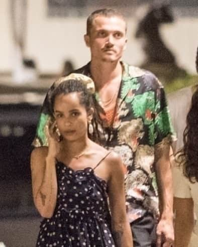 Just Jaredさんのインスタグラム写真 - (Just JaredInstagram)「Newlyweds @zoeisabellakravitz & @karlglusman step out for dinner with friends! #ZoeKravitz #KarlGlusman Photo: Backgrid」7月8日 8時32分 - justjared