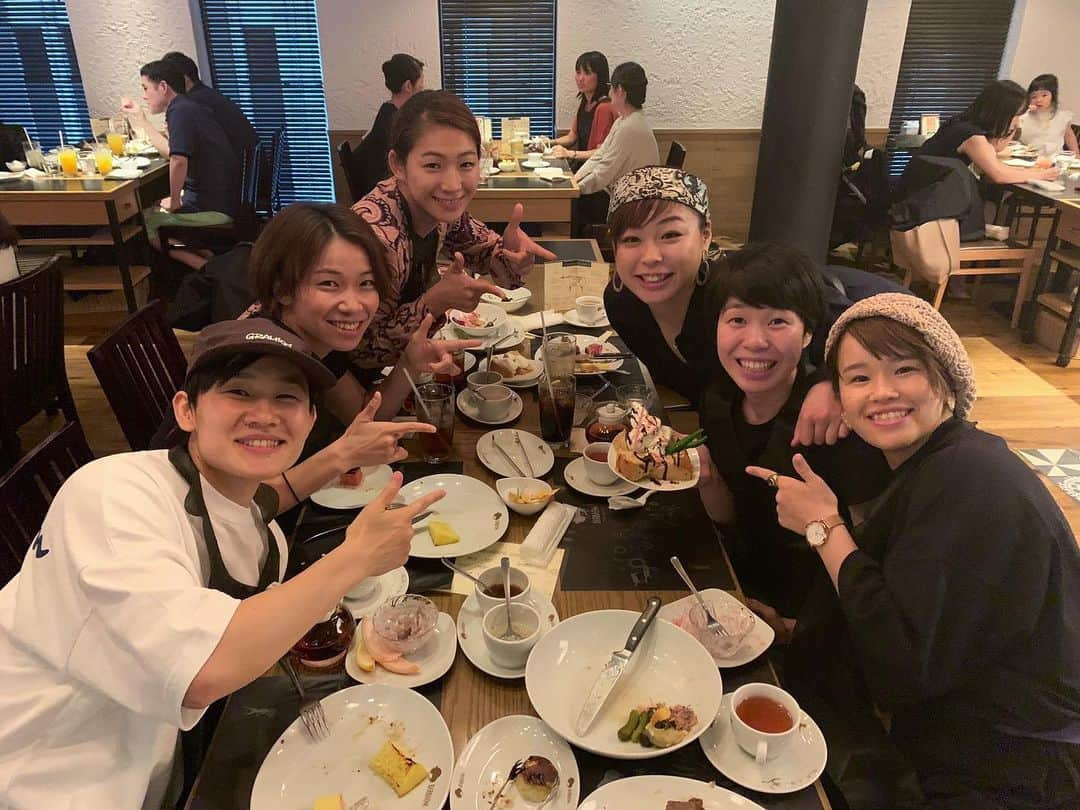 植草歩さんのインスタグラム写真 - (植草歩Instagram)「昨日、爆笑した🤣🤣🤣 千夏Happybirthday🎂 サプライズ大成功🐒🎉 今日からの合宿頑張れる〜💪( ¨̮ 💪)！ まずは楽しんだから… 合宿前のトレーニング頑張ろか🤸🏼‍♀️💕 #アオハル」7月8日 8時38分 - ayayumin0725