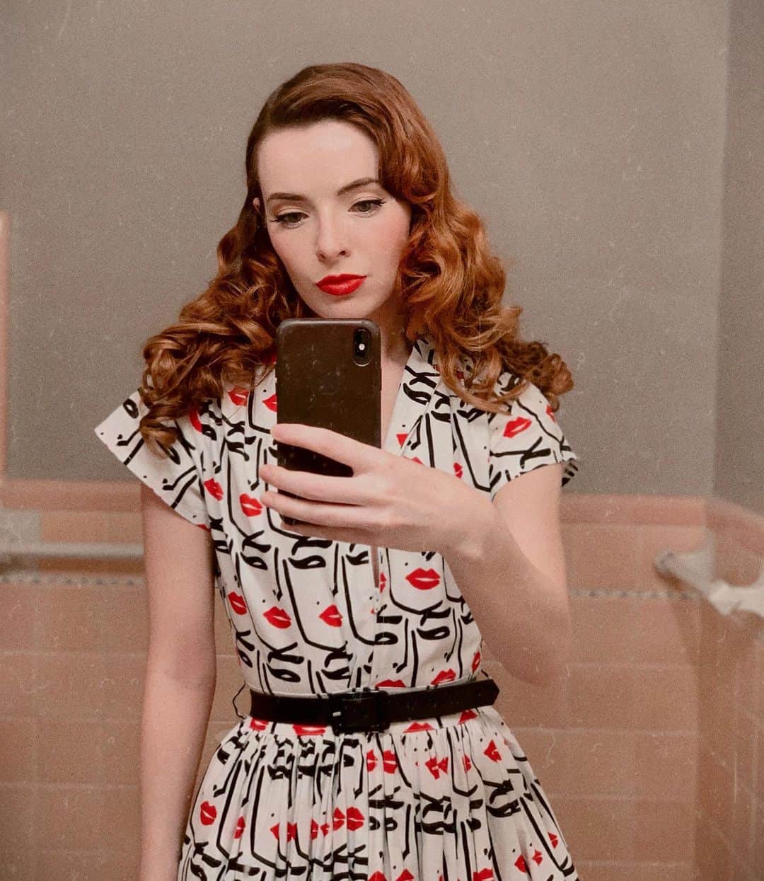 ジェーン・アルドリッジのインスタグラム：「A good hair day I want to remember (doesn’t always turn out this well 😅) dress by @berniedextershop, lipstick is @marcjacobsbeauty in Oh Miley 💄💄💄」