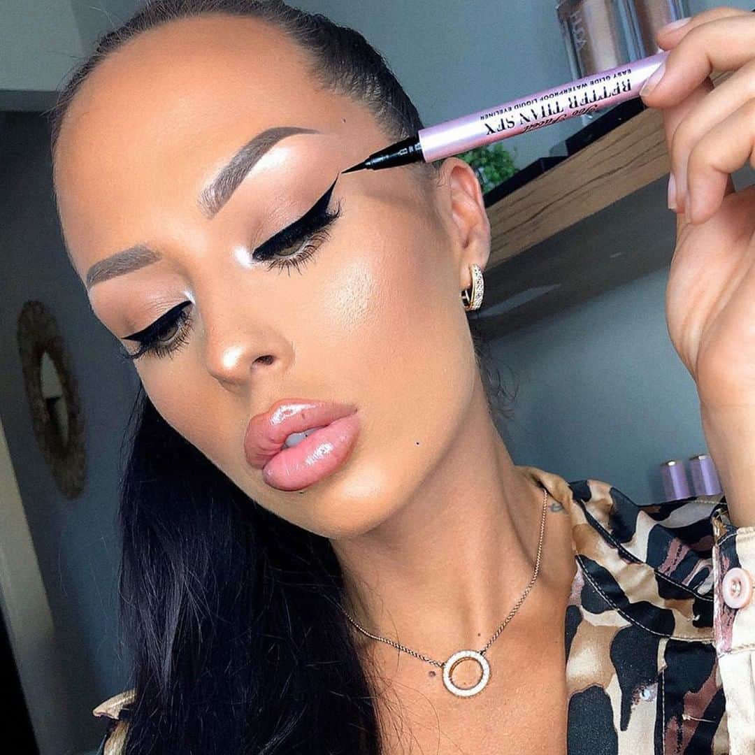Too Facedさんのインスタグラム写真 - (Too FacedInstagram)「Liner GOALS 💯 @karrenjadexx shows us how to create a perfect wing using our Better Than Sex Eyeliner! #regram #betterthansex #toofaced」7月8日 9時00分 - toofaced