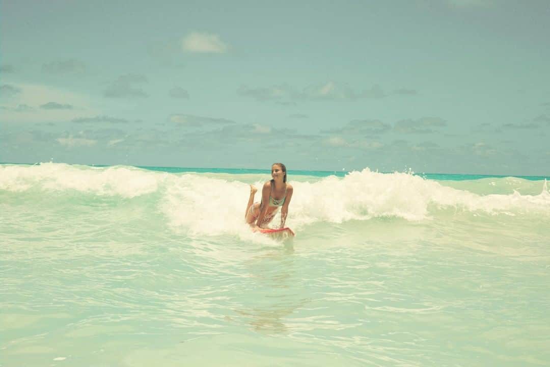 SURFER'S Diane / サーファーズダイアンさんのインスタグラム写真 - (SURFER'S Diane / サーファーズダイアンInstagram)「海も身体も”透明感”が人を魅了するそうです❤️　透明感に大切なのは肌色ではなく、光を反射できる保湿力✨ #surfinglife #surfing #surfstyle #surfersdiane #サーフスタイル #サーファーズダイアン #サーファーズ #サーフファッション #サーファーガール #きれいになりたい #リップ #lip #ハンドクリーム #hair #シャンプー #ヘアケア #UV #美容 #日焼け #日焼け止め #ヘアミスト #hairmist #diane #ダイアン #instaphoto #botanical #haircare #surf #style #summer」7月8日 9時00分 - surfersdiane