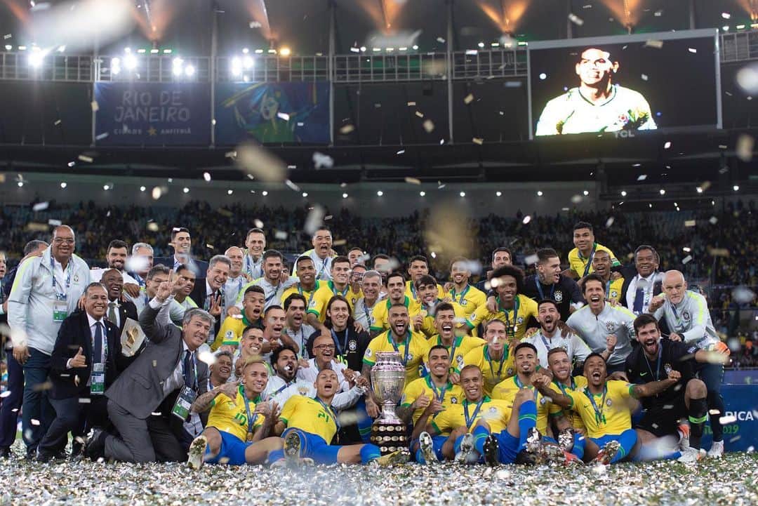 ミランダのインスタグラム：「Campeões 🇧🇷🙏🏽」