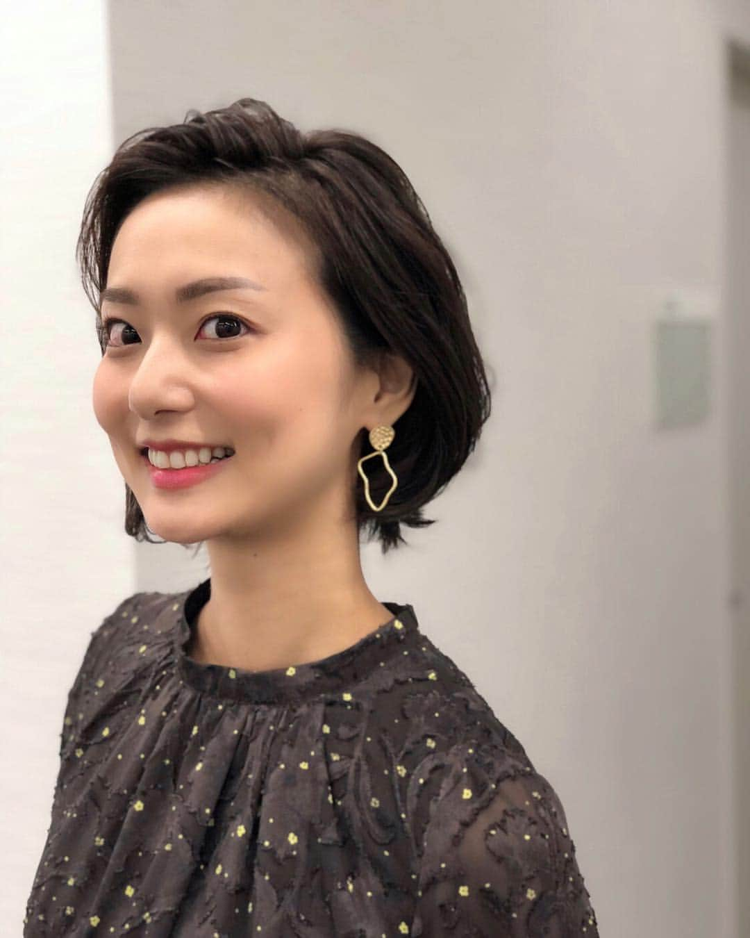 本間智恵さんのインスタグラム写真 - (本間智恵Instagram)「﻿ 少し肌寒い朝、おはようございます〜🌤﻿ なんだか目が充血してた👁﻿ ﻿ 今日も10:25〜から﻿ 「大下容子 ワイド！スクランブル」﻿ ランキングコーナー担当です。﻿ ﻿ #ootd﻿ #Tops ...anni plus﻿ #Pants... #Nerińe﻿ #Earrings... #OSEWAYA﻿ ﻿ ブラウスの生地が面白い！﻿ 茶×黄の小花柄のようでいて、近くでよく見ると、透け感のある素材の上に茶×黒の小花(アニマル柄みたい！)の生地が重ねてあります💡﻿ ﻿ ﻿ ところで…明日は #おっさんずラブ #イッキ見上映会 ですな……🥳﻿ 去年の劇場版発表の日、牧くんTシャツで歓喜していたときの写真、貼っておきますね。(お薬、お出ししておきますね。の口調で)﻿ おっさんずラブ展も今週末からですしね…グッズのために早めに行っておいた方がいいか迷う！(今のところ劇場版公開後のチケット取ってます😍)﻿ ﻿ #テレビ朝日 #アナウンサー #本間智恵 #ワイドスクランブル #衣装 #アナウンサー衣装 #ブラウス #透け感 #小花柄 #ハイウエストパンツ #ゴールド #ピアス #OL民 #明日はイッキ見上映会 #今夜全7話復習しておこうかな #何度目よ」7月8日 9時21分 - chiehonma