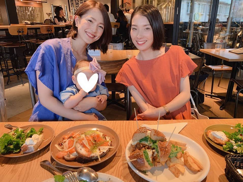 Remiさんのインスタグラム写真 - (RemiInstagram)「colorful summer🌈🌻👒 週末は恒例メンバーでブランチ🍔 話のネタが尽きずノンストップで話し倒しても帰りもLINEがピコピコ鳴りっぱなし😂  今回もみんなで @joliechambre コーデ👗 個性が出ていて良い感じ💓 @nanayokko のセンスが光るYokko de Jolie Chambreは形も色も素材もバリエーション豊富で一枚でオシャレに仕上がるアイテムが沢山✨ ゆったりしたデザインが多いので、ママやマタニティにもオススメです🤰💕 只今セール実施中なので気になる方は今がチャンス❣️. . 【 #joliechambre #ootd 】 @momo.official #バックリボンギャザーロングワンピース @kuro_risa #タイプライターロングワイドワンピース @nanayokko #タックスリーブウエストリボンワンピース  @remi_912 #フレンチリネンフレアスリーブブラウス #フレンチリネンイレギュラーヘムフレアスカート #ブレードストローキャスケット  #yokkodejoliechambre #夏コーデ #ママコーデ」7月8日 9時14分 - remi_912