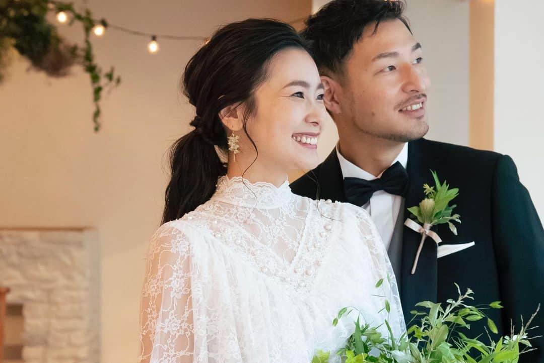 永瀬かおるさんのインスタグラム写真 - (永瀬かおるInstagram)「Our Wedding Party🥂 会場内も旦那さんの染め布を使ってデザインしてもらいました✌︎ ブーケ、装花はほぼグリーンで🌱  #wedding #weddingdress #weddingparty #blue #gradationcolor #gradation #weddingflowers #ウェディングパーティー#結婚パーティー #オリジナルウェディング #旦那さん は#染め屋 #職人 #東京 #下町 #グラデーション #ブーケ #ブライダル #ブライダル装花 #染め屋とモデルの結婚式」7月8日 9時15分 - nagase_kaoru