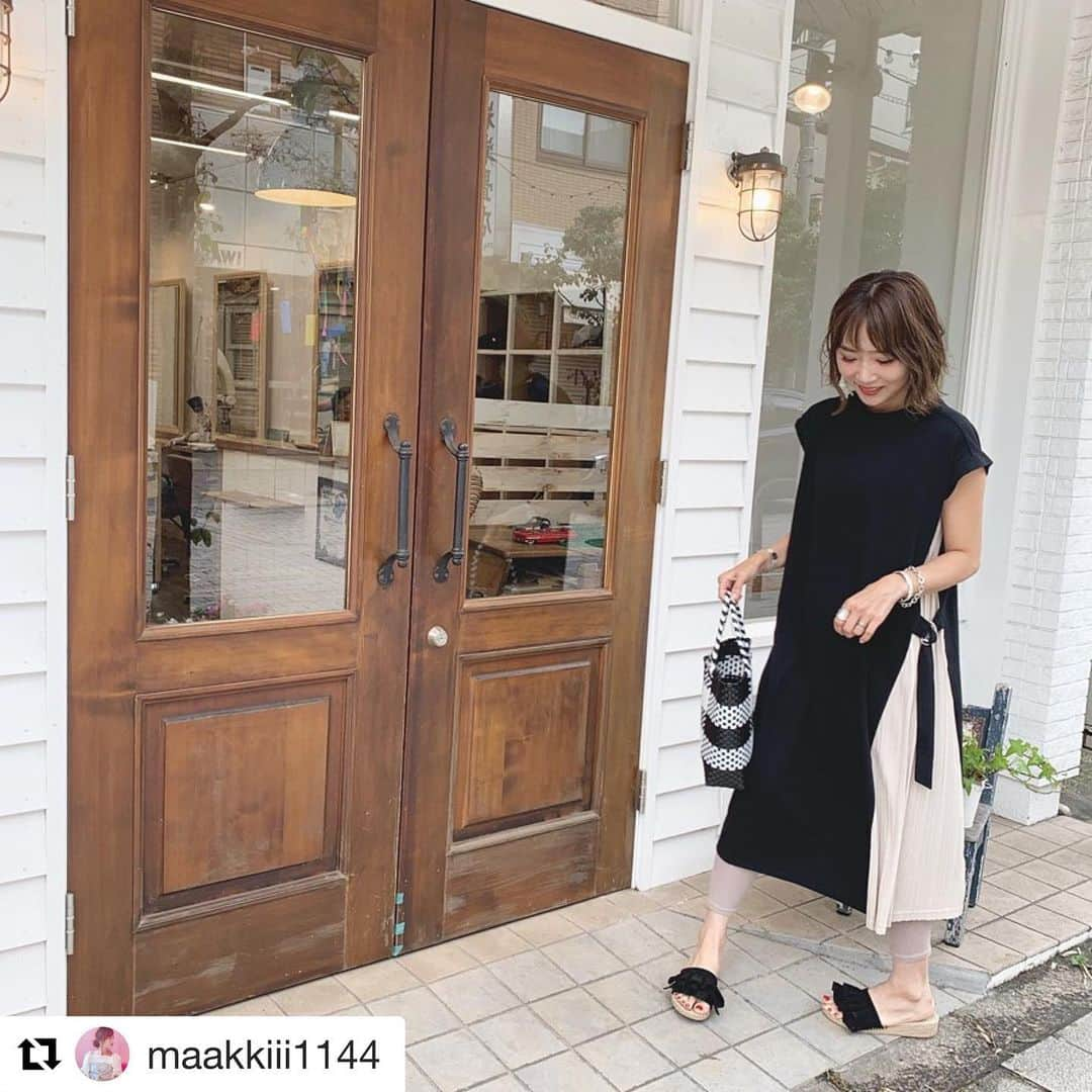 パシオスさんのインスタグラム写真 - (パシオスInstagram)「Repost @maakkiii1144 ・・・ ♡♡♡♡♡ . . ねーねー♡  パシオスの全身コーデなんだけどさ全身でなんと！ 5300円 やすーーー！！笑  こんな可愛いのに❤️❤️ .  パシオスでお買い物しながら 何回言ったかな やすーー！！って🤣  しかもアプリでさらにお得になるんだよ🤣💕 ぜひダウンロードしてみてー♡ @paseos_official . ワンピのサイドプリーツめっちゃ可愛いよね💓 サンダルが驚くほど 楽ちん😍💓 バッグもたくさん入るし 可愛いー♡♡ . パシオスモノトーンコーデオススメ🙆‍♀️💕 . . . 品番♡ ワンピース:4110488901 バッグ :3251240403 サンダル :3152008901 . . .  #パシオスコーデ #パシオス #pr #大人カジュアル  #ルーファ #ママコーデ #ママファッション  #プチプラコーデ #プチプラファッション  #シンプルコーデ  #大人かわいい  #30代ファッション  #着まわしコーデ #大人可愛い  #夏コーデ #オトナ可愛い #ロブ#大人カジュアル #ボブ #メッシュバッグ #ショートボブ  #モノトーンコーデ #ワンピース #サイドプリーツワンピース #カジュアルコーデ #レギンスコーデ」7月8日 9時18分 - paseos_official