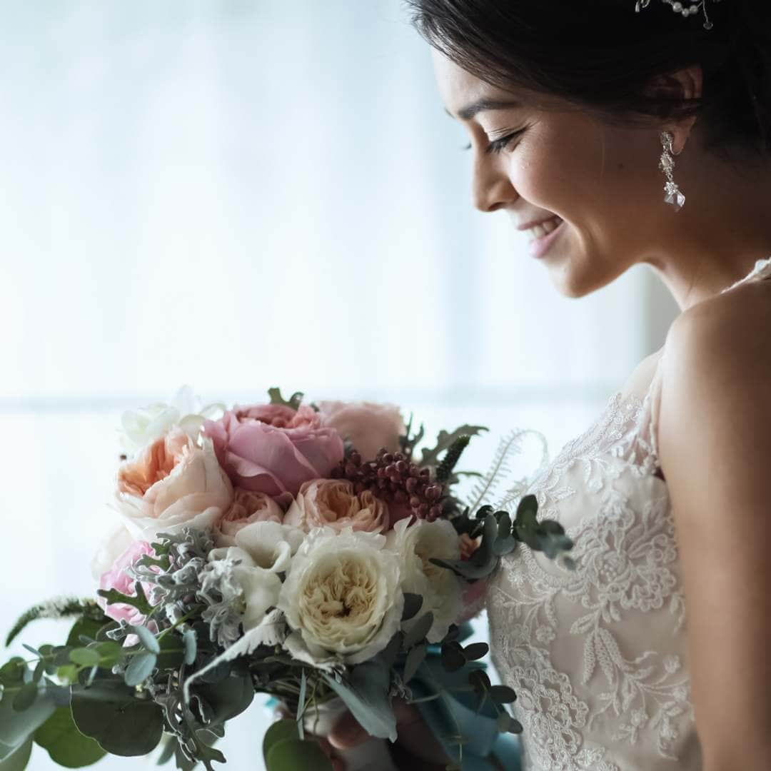 Watabe Weddingさんのインスタグラム写真 - (Watabe WeddingInstagram)「Wedding Bouguet #weddingdiary #watabewedding #englishrose #weddingdress #villaazul #resortwedding #guamwedding #gardenwedding #ウェディングフォト  #グアム  #卒花嫁  #プレ花嫁 #ウェディングブーケ #クラッチブーケ #ガーデンウェディング #海外挙式 #グアム挙式 #ヴィラアズール #おしゃれ花嫁さんと繋がりたい #ワタベウェディング」7月8日 9時18分 - watabeguam