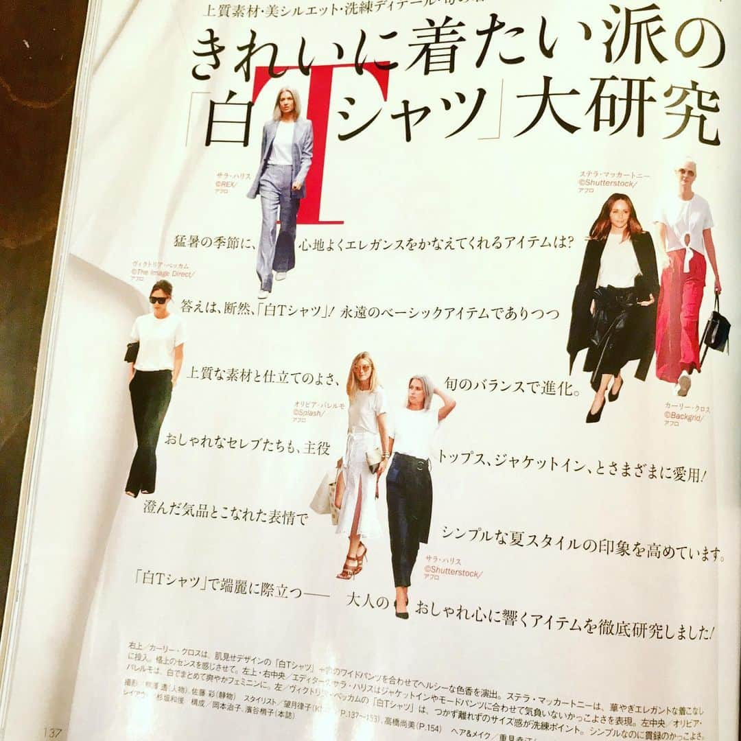 光野桃さんのインスタグラム写真 - (光野桃Instagram)「掲載誌のお知らせ★プレシャス8月号の「大人の白Tシャツ研究」に巻頭コメントを書かせていただきました。 ・ 若い頃はTシャツが超絶似合わなかった。だからほとんど着てこなかったし、ましてや白Tなんて夢のまた夢。でも、首からデコルテの肌が枯れて削げおち、体型がジェンダーフリーになっていくにつれ、そして染めなくなったグレイの髪色にも、なんだかとてもしっくる今日このごろ。この写真のようにマキシスカートで華やかなのも可愛いし、トラッドぽくしても。熟年は案外トラッドが似合う。この歳から白Tを楽しめるとは、思いもかけないことだった。  #プレシャス8月号 #大人の白Tシャツ」7月8日 9時37分 - mitsuno.momo