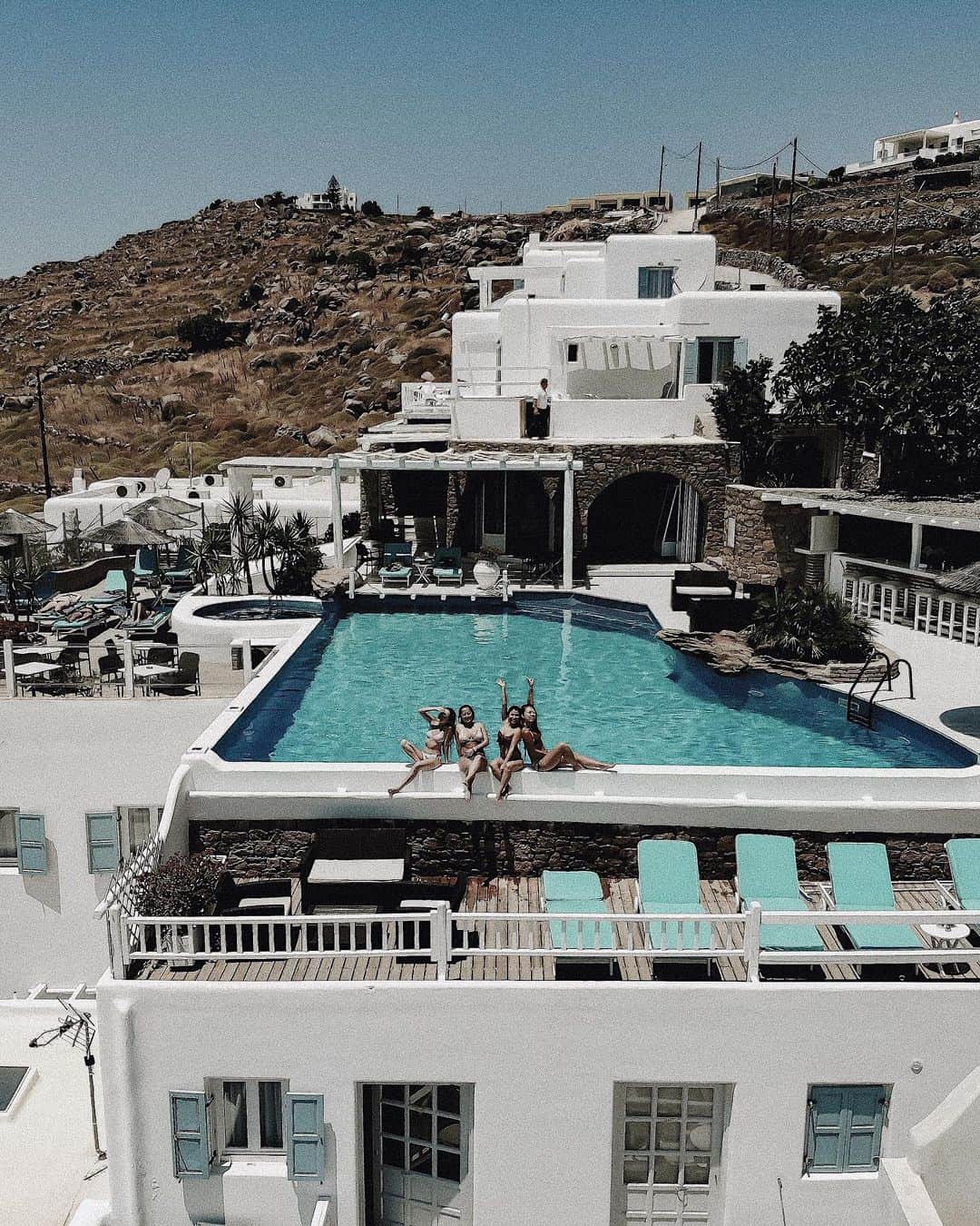 Manamiのインスタグラム：「🏨 Adelmar hotel 夏のミコノスは暑いから絶対pool付きが絶対いい💙 飛び込みしたりシンクロしたりBOOM BOOMしたり🐬🎶 ※3枚目音量注意 ㅤ 📸 @dji_japan @djiglobal #mavicair」