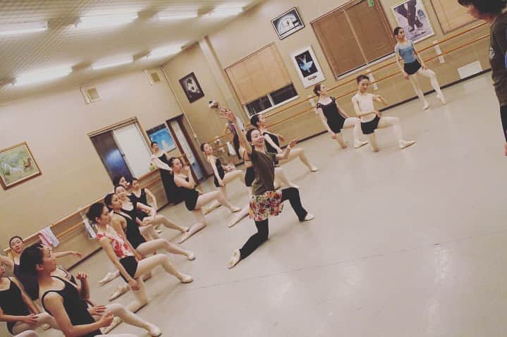 のインスタグラム：「Coaching @y.s.b.company_school upcoming performance of “Don Q”💃 @y.s.b.company_school が8月3日に行われる公演「ドンキ・ホーテ」のリハーサルを見に行って来ました💃 楽しいと時間が過ぎるのはあっという間😳 アメリカから公演の成功をお祈りしています⭐️ 皆さんの情熱とパワーで劇場のお客様を魅了して下さいね💕💃💕 #coaching #coach #teaching #ballet #ballerina #dance #osaka #japan #japanese」