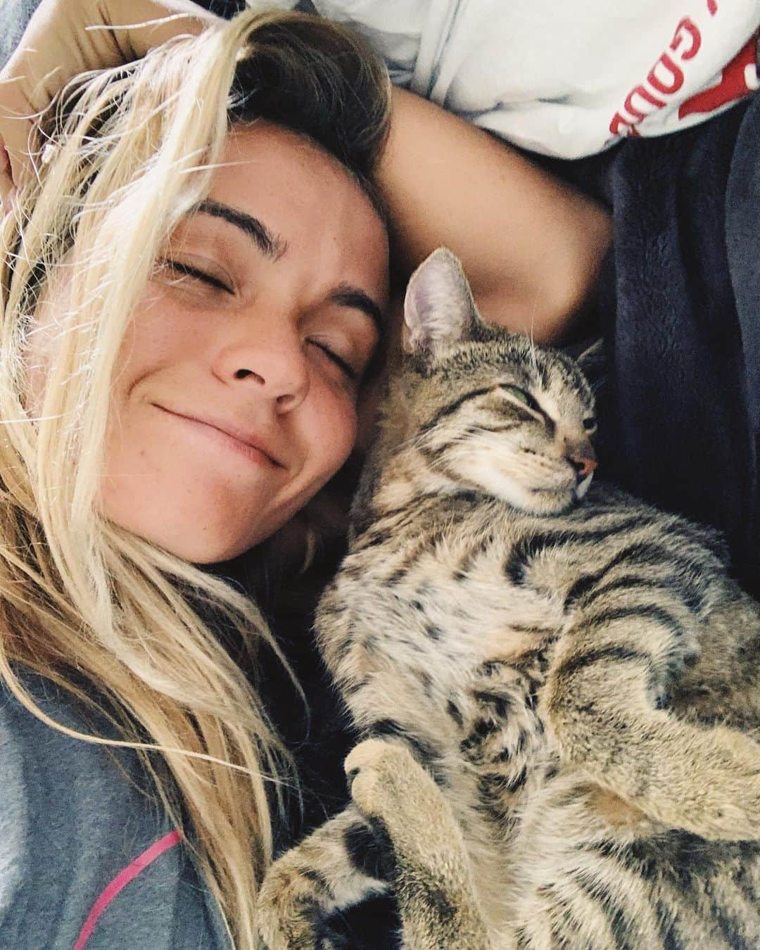 ブリアナ・コープさんのインスタグラム写真 - (ブリアナ・コープInstagram)「😭💔Lost my best friend today and I’ve Never felt so heart broken. Loved this cat more than anything and he made me so happy. he was literally my best friend. Please hug and kiss your animals for me today 💔 love you forever Oisty.」7月8日 9時38分 - briannacope