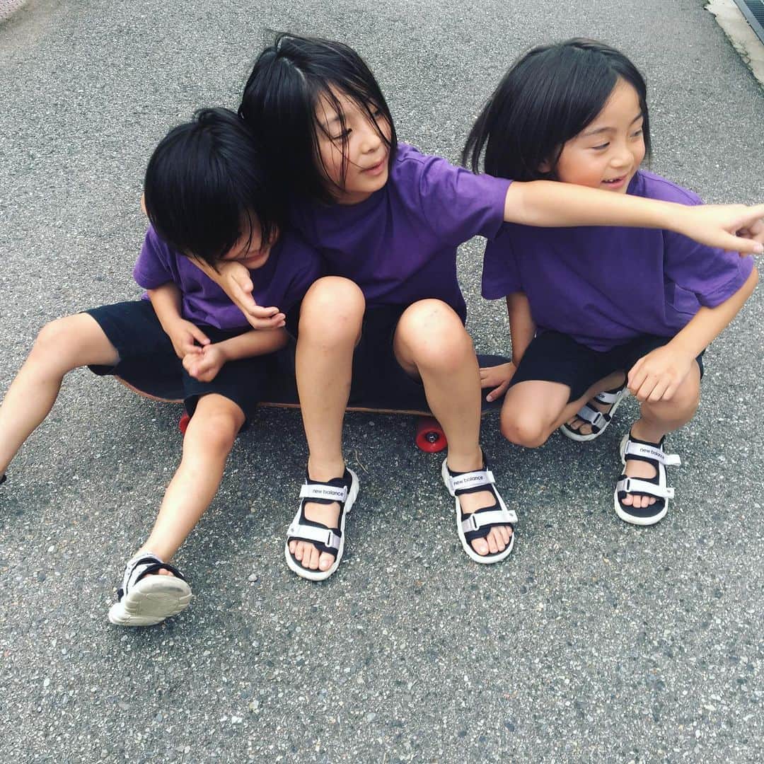 ナカイシミキさんのインスタグラム写真 - (ナカイシミキInstagram)「#ガックンまた前髪が乱れてるよ ・ このGUの 紫のTシャツお気に入り🔮 ・ ・ #3BOYS #3兄弟 #男の子 #kidsfashion #gu #キッズコーデ」7月8日 9時48分 - mikivicious