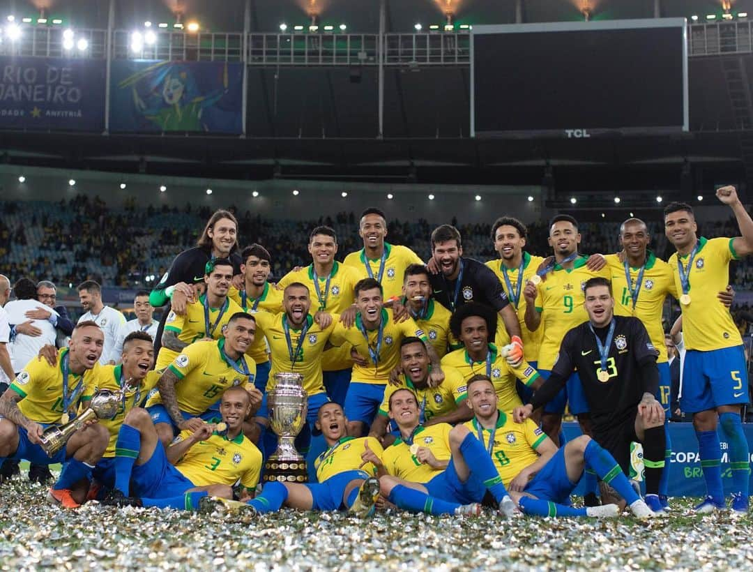 フェルナンジーニョさんのインスタグラム写真 - (フェルナンジーニョInstagram)「Um grupo de campeões. Parabéns a todos! Sensação indescritível 🇧🇷🇧🇷🇧🇷👏🏾👏🏾👏🏾💪🏾💪🏾💪🏾」7月8日 9時47分 - fernandinho