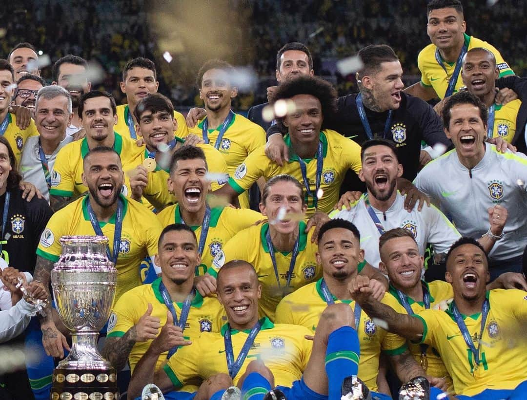 フェルナンジーニョさんのインスタグラム写真 - (フェルナンジーニョInstagram)「Um grupo de campeões. Parabéns a todos! Sensação indescritível 🇧🇷🇧🇷🇧🇷👏🏾👏🏾👏🏾💪🏾💪🏾💪🏾」7月8日 9時47分 - fernandinho