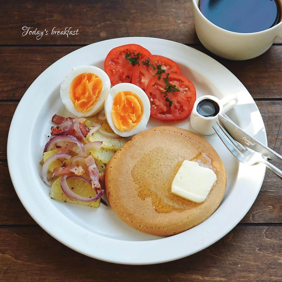 のインスタグラム：「🌱2019.7.8（月） ✽.｡.:*・ﾟ #hiroponの朝ごはん ・ 今朝の#ワンプレート ・ menu📝 ▪︎#パンケーキ ▪︎ゆで卵 ▪︎トマトのオリーブオイルかけ ▪︎ジャーマンポテト ▪︎コーヒー ・ 今朝は少し厚めのパンケーキ だから1枚 ←2枚食べたら危険🤣‪𐤔𐤔‬ ・ パンケーキの甘さ ジャーマンポテトの塩気 間にトマトの酸味 ん〜 この組み合わせいい( ᵔᵒᵔ )ᵍᵒᵒᵈᵎᵎ ・ ・ ▫️--------------------end--------------------▫️ #ワンプレートごはん #インスタフード #おうちごはん通信 #おうちごはんLover #くらしメイド #お家カフェ #フーディーテーブル #マカロニメイト #デリミア #デリスタグラマー #バランスの良い食事 #朝ごはん #うちのシェフ #てづくりごはん365 #おうちごはん #洋食 #朝時間  #日々の暮らし #キナリノ #kurashirufood  #楽天roomに載せてます #breakfast  #snapdish #macaroni #locari_ ・」