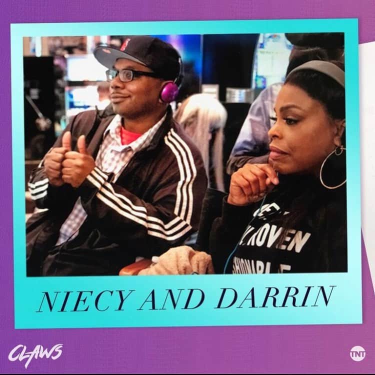 ウィル・マコーマックのインスタグラム：「Come get it! Check out @clawstnt tonight written by the super talented @lowbudgetlaughs and directed by the 👑 @niecynash1 💅 🌴 🍤」