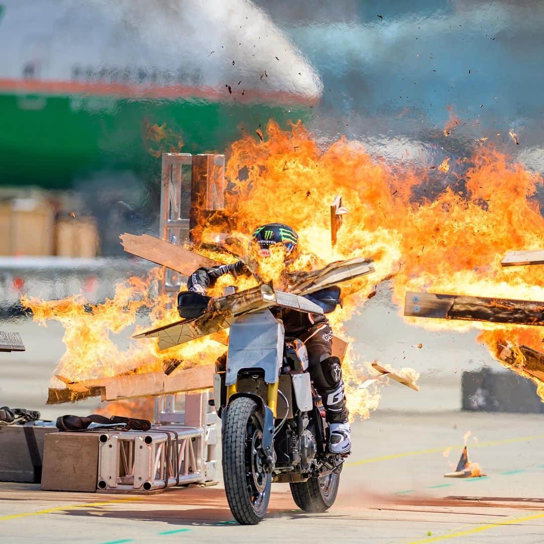 モンスターエナジーさんのインスタグラム写真 - (モンスターエナジーInstagram)「‪Tune in to @history NOW to witness HISTORY! ⠀⠀⠀⠀⠀⠀⠀ Only a few moments until @vgolden423 will go after a fiery world record in #EvelLive2🔥🔥‬ ⠀⠀⠀⠀⠀⠀⠀ ‪#Motocross #FMX #MonsterEnergy | @nitrocircus」7月8日 9時42分 - monsterenergy