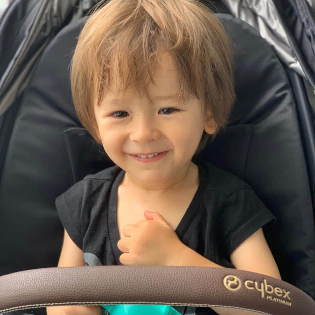 大桑マイミのインスタグラム：「ご機嫌な君新しいバギーにウキウキ。 cybex Platinum ＭＩＯＳ♪ デビュー  ピンクゴールド×ダークブラウンレザー で品があって 可愛い。 何よりも押しやすくスムーズ。取っ手の高さが絶妙！主人の調子の良い高さとも調節できるのでパーフェクト。 バギー嫌いの息子がスタンバイしてまってるぐらい お気に入りになりました。 コンパクトにまとめられるし 撮影で使用させてもらってから一目惚れ。 散歩🚶‍♀️🚶‍♂️散歩とせがまれてます。 沢山散歩しよ〜 #バギー選び 悩むけど、本当！おススメ ＃mama＆息子目線 #cybex  私も乗りたい…@cybex_japan」